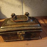 portagioielli antico in bronzo o ottone 