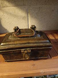portagioielli antico in bronzo o ottone 