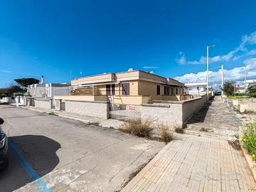 Villetta angolare con spazi esterni e posto auto