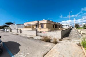 Villetta angolare con spazi esterni e posto auto