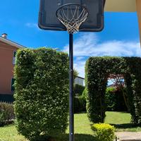 Canestro da basket con struttura regolabile
