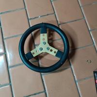 volante vintage, probabilmente di FIAT 500