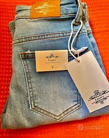 Jeans nuovi con etichetta