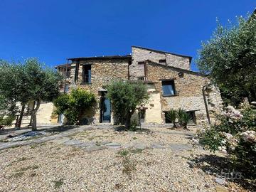Rustico / Casale di 185 m² con più di 5 locali a B