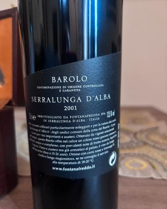 Cofanetto con barolo e accessori