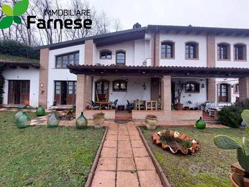 Rustico / Casale di 249 m² con 3 locali e box auto