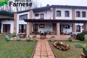 Rustico / Casale di 249 m² con 3 locali e box auto