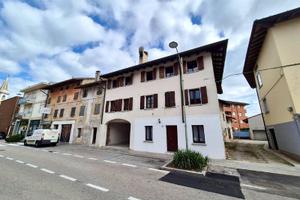 Abitazione tricamere con attività commerciale: ...