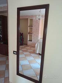 Specchio da parete con cornice in legno elegante