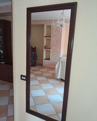 Specchio da parete con cornice in legno elegante