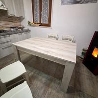 Tavolo da cucina con 4 sedie