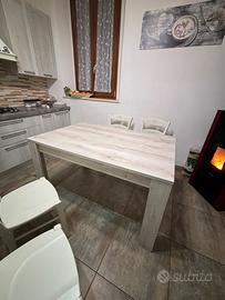 Tavolo da cucina con 4 sedie