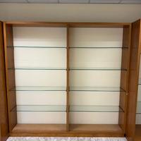 Armadio aperto con scaffalatura in vetro