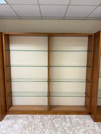 Armadio aperto con scaffalatura in vetro