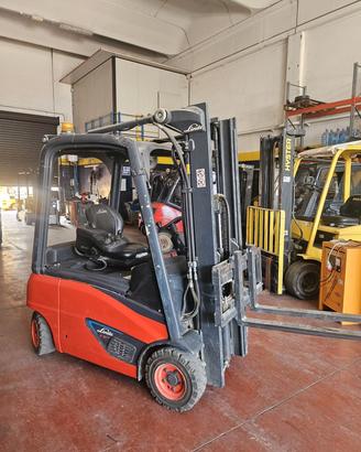 Carrello elevatore elettrico 4 ruote marca Linde 1
