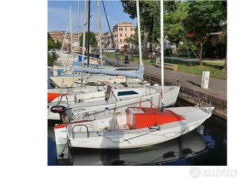 Barca a vela cabinata