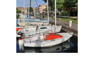 Barca a vela cabinata