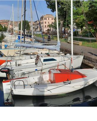 Barca a vela cabinata