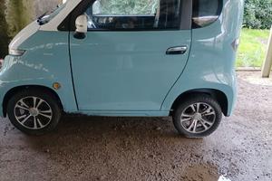 Scooter a 4 ruote elettrico