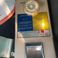 Telefono epoca e porta bocce e cartello