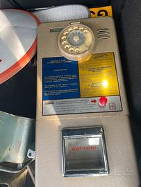 Telefono epoca e porta bocce e cartello