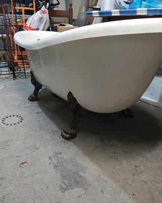 vasca da bagno con piedini 