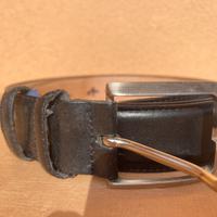 Cintura in pelle nera.