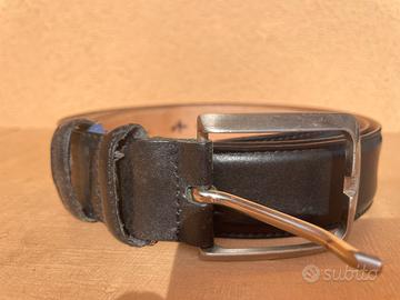 Cintura in pelle nera.