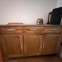 Credenza e tavolo con sedie