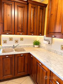 Cucina in noce massello/ marmo di Carrara