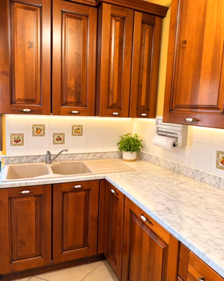Cucina in noce massello/ marmo di Carrara