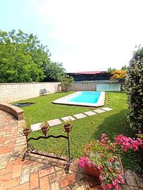 Villetta a schiera di testa semi indipendente