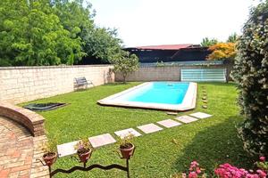 Villetta a schiera di testa semi indipendente