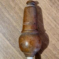 Vecchio interruttore in legno (medio)