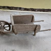 Antica carriola in legno
