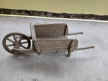 Antica carriola in legno