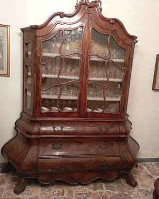 vetrina+ tavolo e sedie