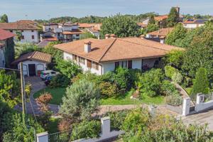 VILLA INDIPENDENTE SU UNICO LIVELLO CON GIARDIN...