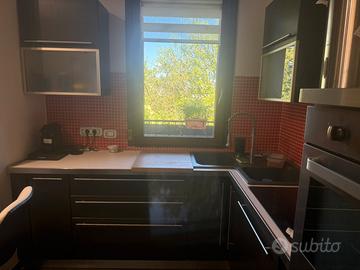 Cucina ad angolo completa di elettrodomestici