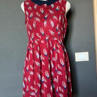 Vestito rosso con stampa piume e colletto blu