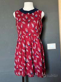 Vestito rosso con stampa piume e colletto blu