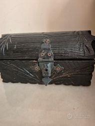 Cofanetto portagioie in legno scuro stile vintage