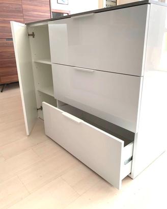 Madia bianca con top in cemento