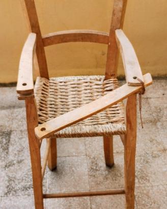 Vecchio seggiolone per bambino, anni '60.
In legno