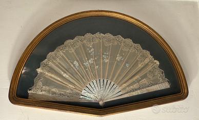 Ventaglio Unico grande, sotto vetro in cornice