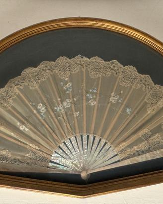 Ventaglio Unico grande, sotto vetro in cornice