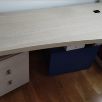 Scrivania con cassettiera