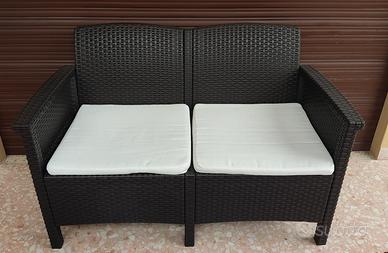 Divano nero in rattan