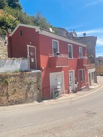 Casa indipendente con giardino e box auto