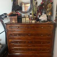 Bella cassettiera d'epoca in noce massiccio